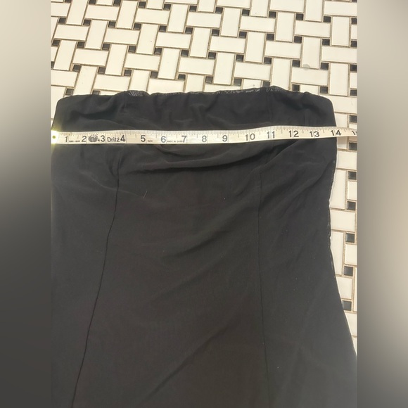 Elegant Black Strapless Dress - Picture 5 of 7